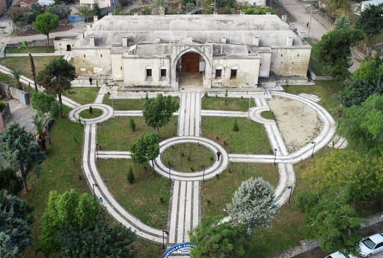 Adana Ceyhan Gezilecek Yerler – Kervansaray, Kale, Nehir ve Antik Kent