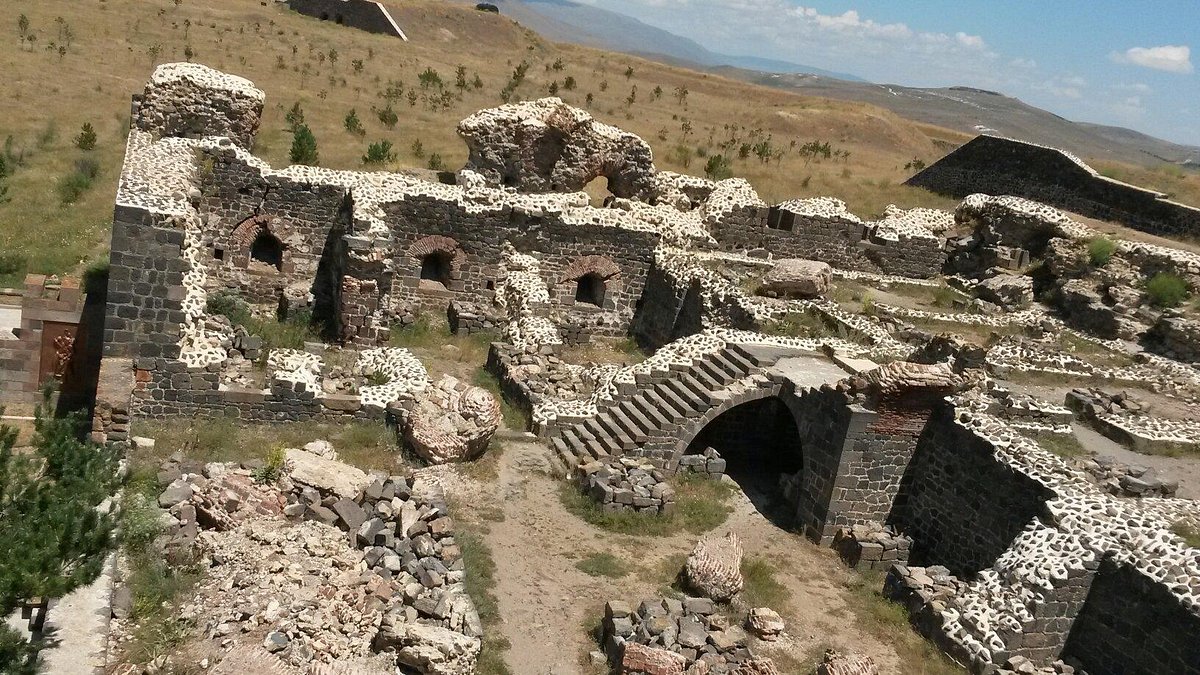 Aziziye’de Gezilecek Yerler – Tabyalar, Nene Hatun Parkı, Gün Batımı Noktaları ve Şehir İçi Doğa Rotalarıyla Erzurum’un Kültür ve Doğa Kilidi