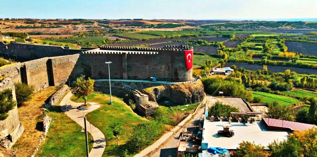 Yenişehir’de Gezilecek Yerler – Parklardan Sanat Galerilerine, Yaya Yollarından Sosyal Yaşam Noktalarına Kadar Şehir İçi Huzurlu Bir Rota