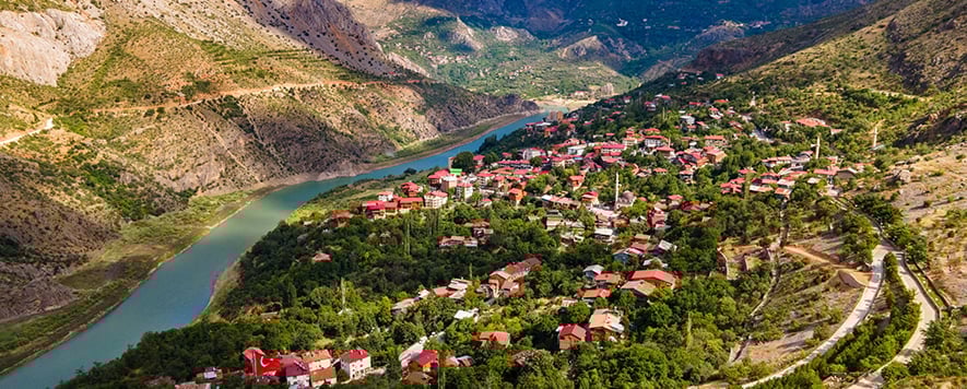 Erzincan Merkez’de Gezilecek Yerler – Harput Kalesi’nden Buzluk Mağarasına, Çarşıdan Botanik Bahçeye Zengin Bir Doğu Anadolu Rotası