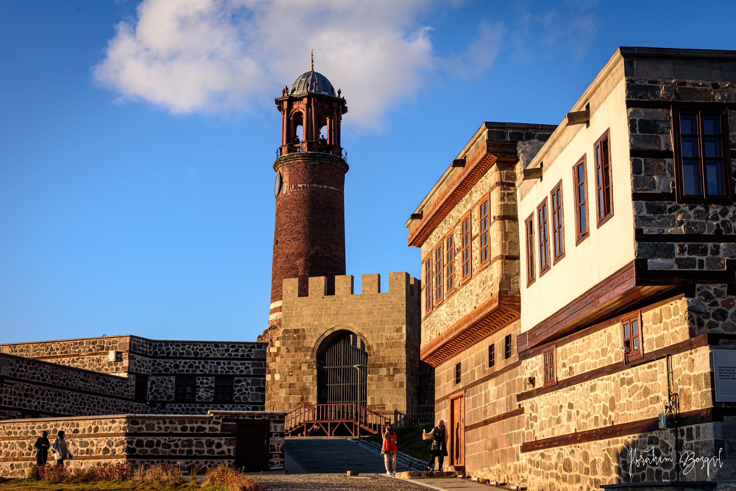 Erzurum Merkez’de Gezilecek Yerler – Çifte Minareli’den Kale ve Parklara, Çarşıdan Cağ Kebap Sofrasına Kadar Zengin Bir Şehir Rehberi