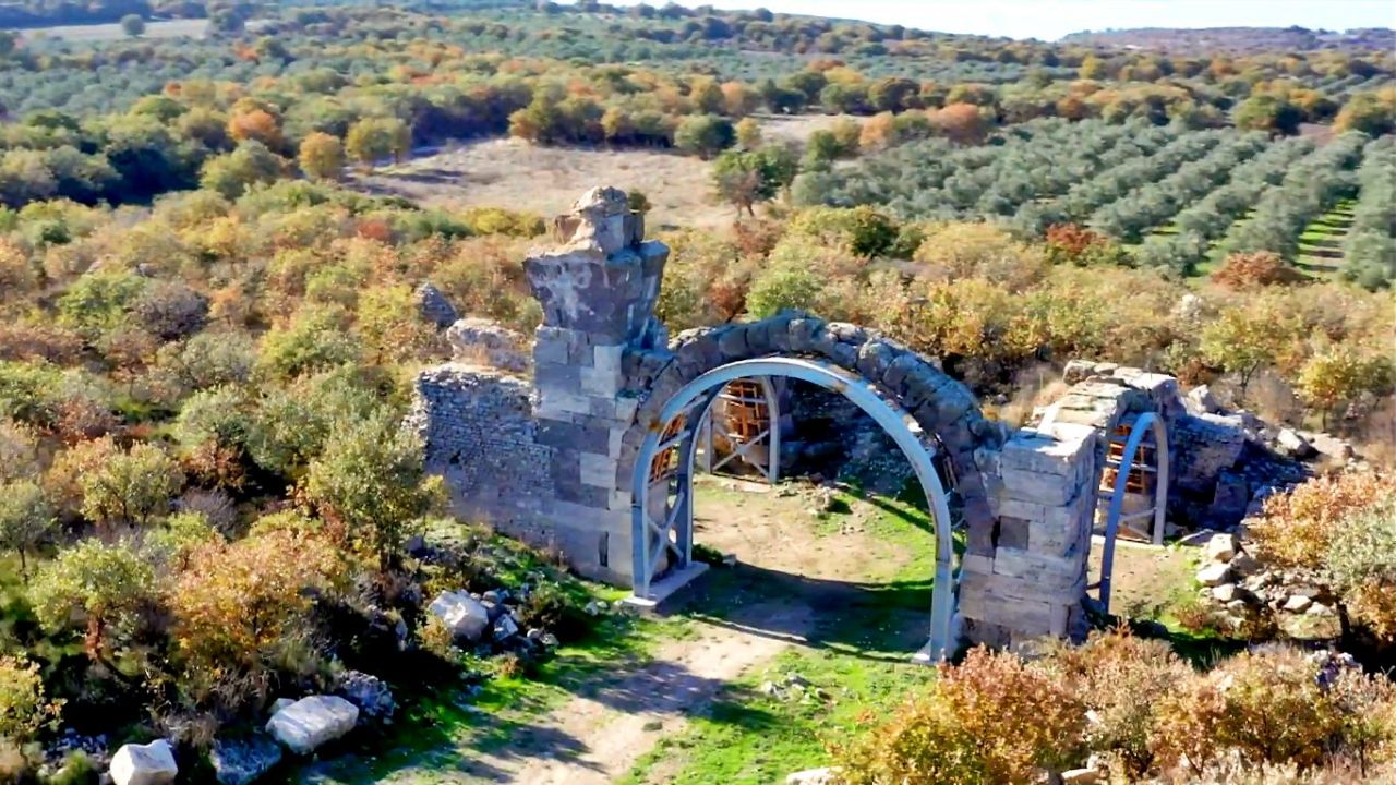 Ezine’de Gezilecek Yerler – Antik Kentler, Sahiller ve Yerel Lezzet Durakları