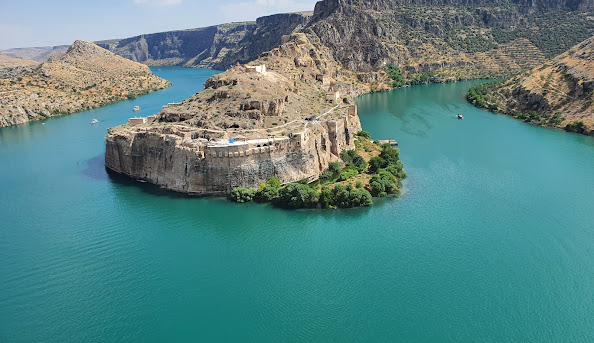 Halfeti’de Gezilecek Yerler – Sular Altındaki Tarih ve Saklı Cennet
