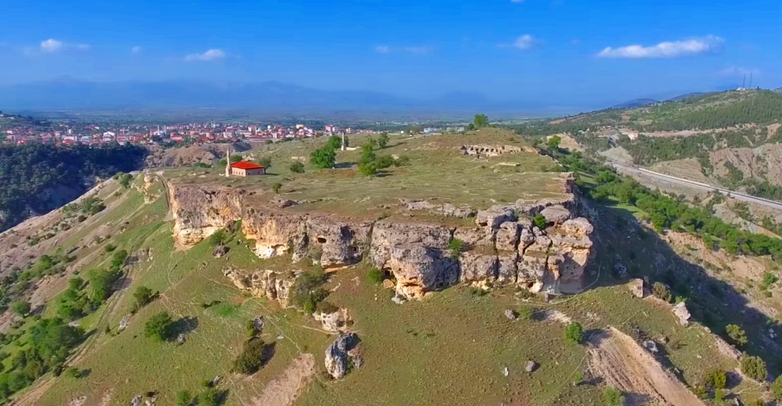 Kale’de Gezilecek Yerler – Tarihi Kalelerden Şelalelere, Yayla Köylerden Termal Sulara Kadar Doğa, Tarih ve Huzur Dolu Bir Rehber