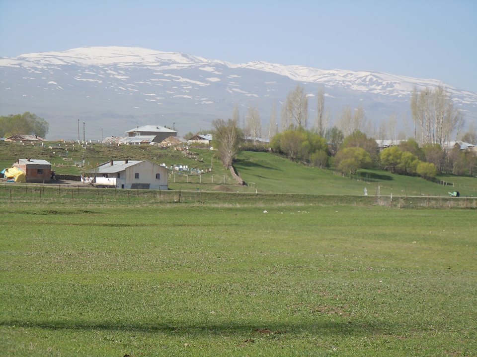Karaçoban’da Gezilecek Yerler – Zernak Kalesi’nden Sarıveli Höyüğüne, Köy Patikalarından Yayla Kaynaklarına Doğa Kaşifleri İçin Saklı Rota