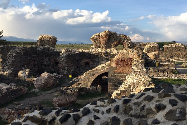 Karayazı’da Gezilecek Yerler – Zernak Kalesi’nden Turnagöl Köyü’ne, Yayla Kaynaklarından Tarım Vadilerine Doğayla İç İçe Bir Rota