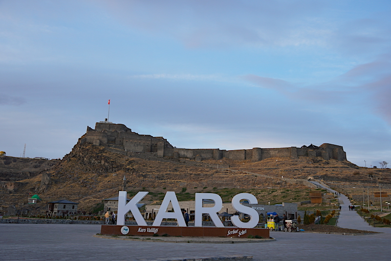 Kars Merkez’de Gezilecek Yerler – Kale, Taş Köprüler, Hamamlar, Çarşı & Karlı Şehir Manzarası