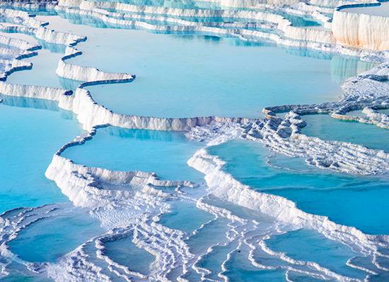 Pamukkale’de Gezilecek Yerler – Travertenlerden Antik Tiyatroya, Termal Sular ve Doğayla İç İçe Bir Gezi Rehberi