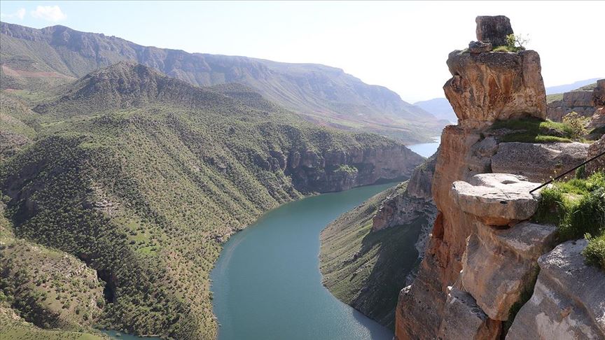 Fırat Vadisi – Doğa yürüyüşü ve panoramik manzaralar için ideal alan Kurtalan Şelalesi – Serin suları ve doğal güzellikleri ile piknik noktası Ziyaret Tepesi – İlçeye hakim manzarası ve fotoğrafçılık için uygun nokta Kurtalan Camii – İlçenin tarihi camile