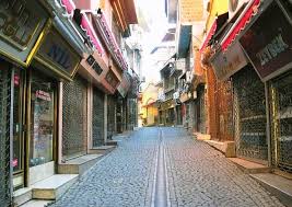 Serinhisar’da Gezilecek Yerler – El Yapımı Leğenlerden Doğa Yürüyüşlerine, Ceviz Bahçelerinden Susamlı Taş Fırınlara Kadar Gelenek ve Huzur Dolu Bir Rota