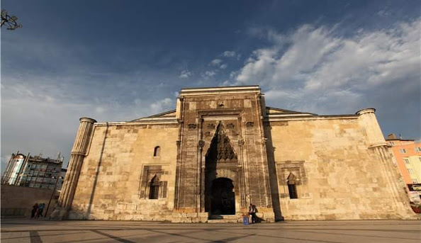 Sivas Merkez Gezilecek Yerler: Tarihi Eserler ve Doğal Güzellikler