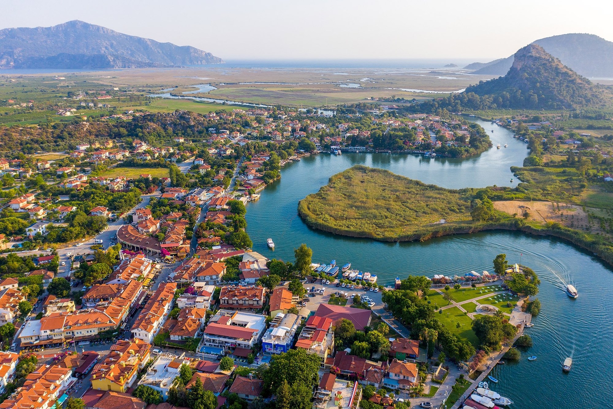 Dalyan’da Gezilecek Yerler | Kaunos Antik Kenti, İztuzu Plajı, Kral Mezarları ve Tekne Turları Rehberi