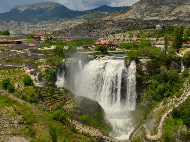 Uzundere’de Gezilecek Yerler – Tortum Şelalesi, Göl, Kanyon Patikaları, Kamp ve Yayla Rotalarıyla Doğa Cenneti